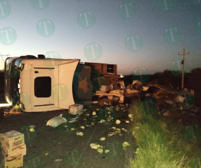 Tráiler cargado de abarrotes vuelca en la carretera 53 