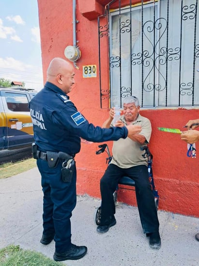 Entregan agua fresca a la comunidad ante intenso calor