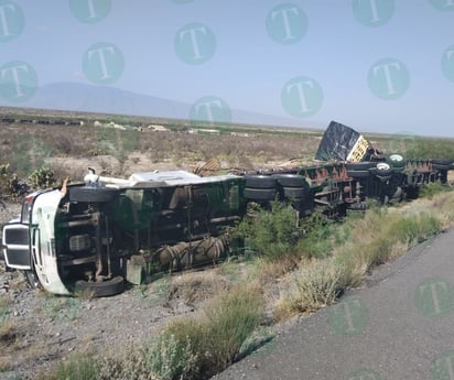 Tráiler sufre aparatosa volcadura en la carretera federal 30