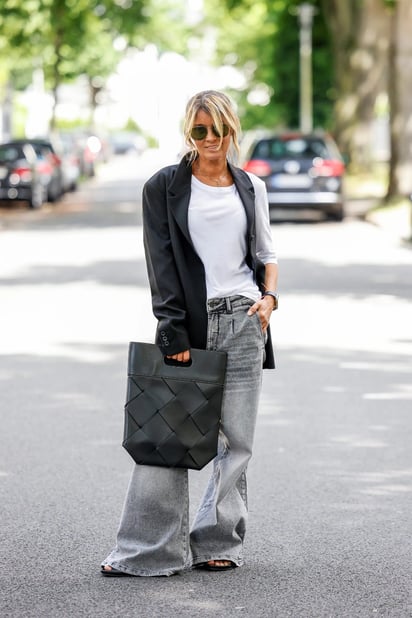 Ideas para baggy jeans con sandalias 