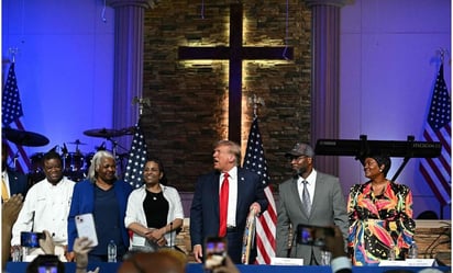 Donald Trump 'pesca' votos de afroestadounidenses en iglesia de Detroit