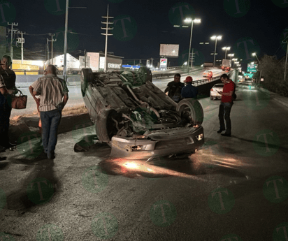 Vehículo termina como 'tortuga panza arriba'