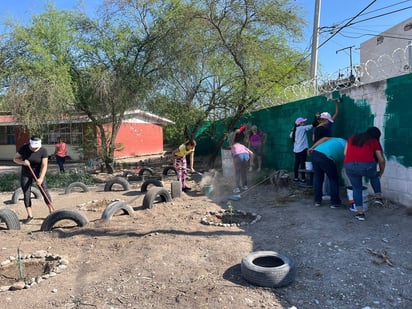 Universitarios crean área verde para alumnos de la primaria Silvestre Flores Adame	