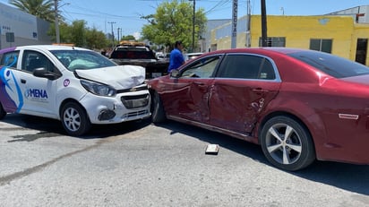 Conductor ignora luz roja de semáforo y provoca fuerte choque en la colonia Tecnológico