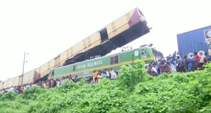 Suman 10 muertos por choque de trenes en India