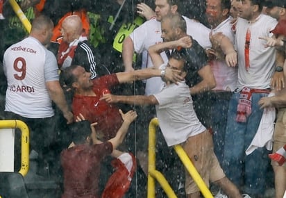 La violencia se hace presente en las gradas del Signal Iduna Park previo al Turquía vs Georgia