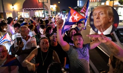 Protesta en Miami por valla que compara a Trump con Fidel Castro