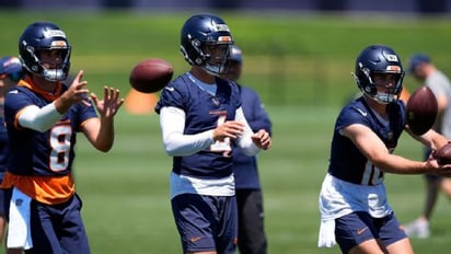 Quarterbacks libran genuina batalla triple por titularidad en Denver