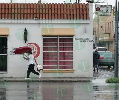 Intensas lluvias no detienen a trabajadores en Monclova