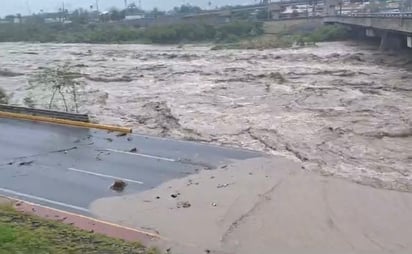 Lluvias por 'Alberto' desgajan parte del carril exprés de la avenida Constitución en Monterrey