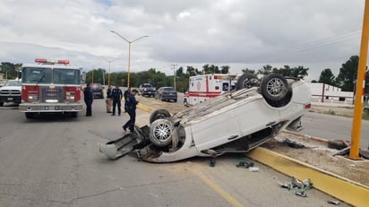 Joven se salva en trágica volcadura en Morelos