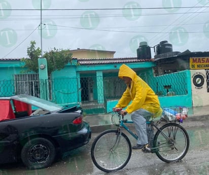  Abuelito a bordo de su bicicleta  no se frena ni con la lluvia 