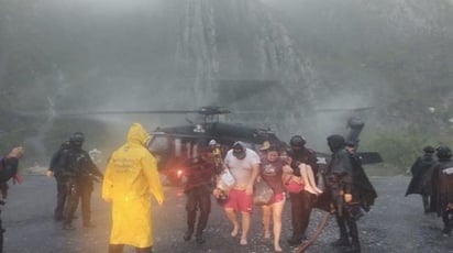 Rescata Fuerza Civil a familia en la Huasteca con helicóptero Black Hawk