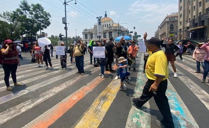 VIDEO Comerciantes que bloquean Eje Central se enfrentan con policías capitalinos