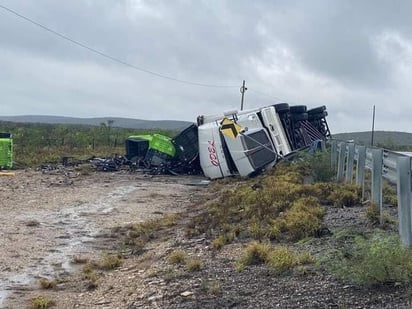 Tráiler de Transportes ODEL vuelca en la cuesta de las Codornices