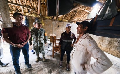 Gobernadora Mara Lezama entrega apoyos a familias afectadas por inundaciones en Bacalar, QRoo