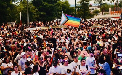 Cientos de personas participaron en la marcha por el orgullo gay en Hermosillo