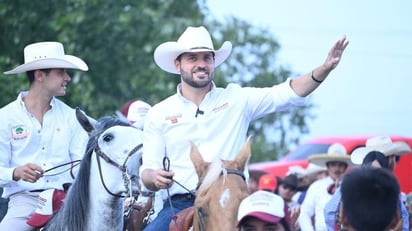 Alcaldes electos de PN y Nava realizan 'La Cabalgata del Triunfo'