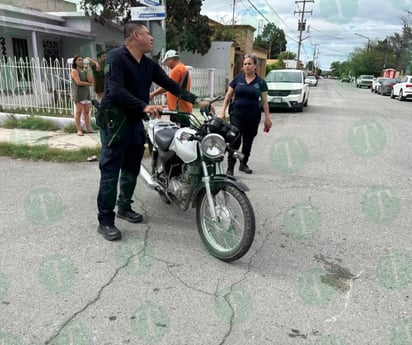 'Trocón' le corta 'vuelo' a moto; resulta herido el conductor