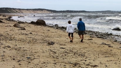 Rescatan a 5 bañistas en Guasave y Mazatlán; uno fallece y cuatro sufren lesiones por 'quemadores'