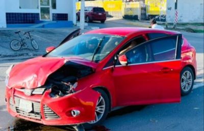 Jóvenes mujeres protagonizan un accidente vial en la ciudad