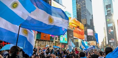 “Toman” Times Square aficionados argentinos antes de su enfrentamiento contra Chile