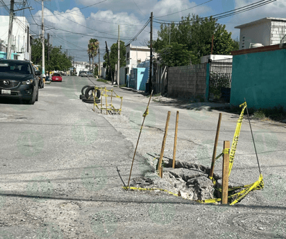 Ciudadanos improvisan señalamientos en baches causados por las lluvias