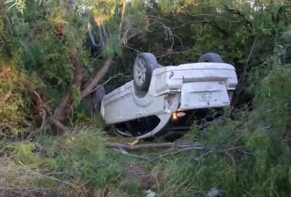 Mujer embarazada de 5 meses y sus dos hijos se salvan tras volcar en la 'República'