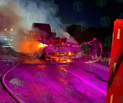 Arde tráiler en carretera Monclova-Monterrey 