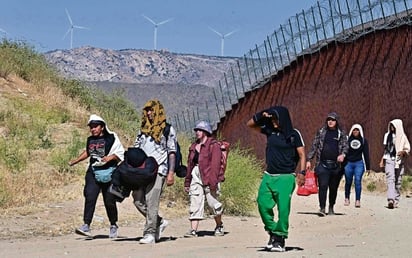 Cruces de migrantes en la frontera sur de EU caen 40%, afirma la Casa Blanca