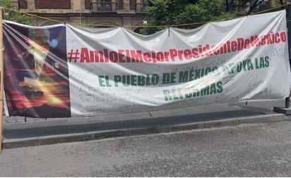 Simpatizantes de AMLO se manifiestan afuera de la Corte a favor de la reforma judicial