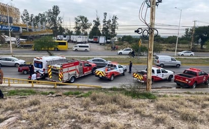 Chófer se desmaya y choca contra puente peatonal en Guanajuato 