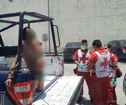 Joven se provoca heridas con un pico de botella en el cuello