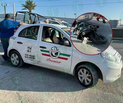 Motociclista se impacta contra taxista en Monclova 