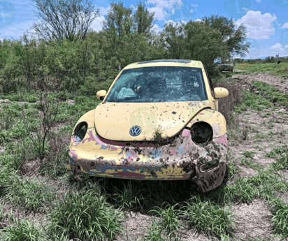 Auto compacto sale de la carretera 57: Dos heridos