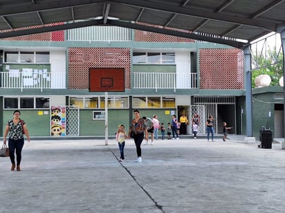 Alumnos que van a primer grado de escuela presentan examen de ubicación