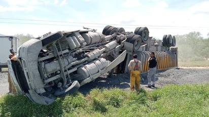 Vuelca tráiler en la carretera federal 57