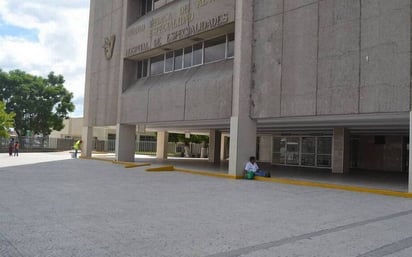 Trabajadores y pacientes de clínica del IMSS en Torreón, viven momentos de terror al quedarse atrapados en elevador