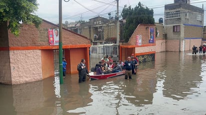 Rescatan a decenas de personas atrapadas por la inundación en Cuautitlán