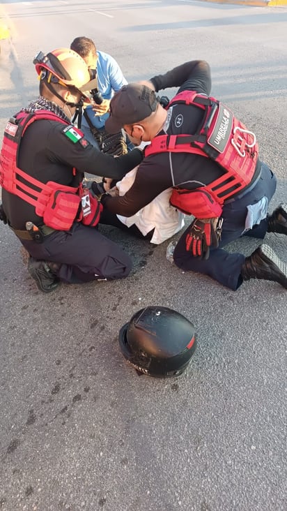 Motociclista resulta lesionado al ser embestido por una pickup