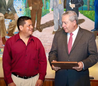 La ciudad reconoce trayectoria del gran escritor Julián Herbert