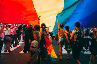 ¿Cuál es el origen de los colores de la bandera del arcoíris?