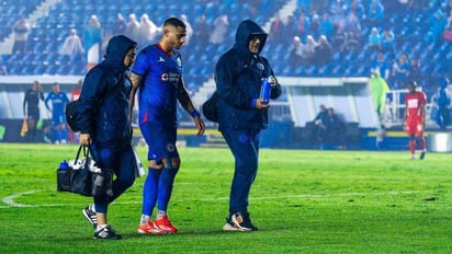 Giakoumakis salió lesionado en su debut con Cruz Azul