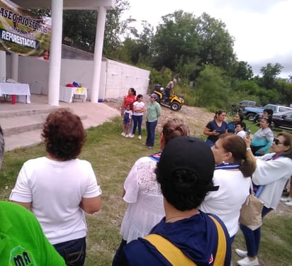 Familias voluntarias reforestan río Sabinas