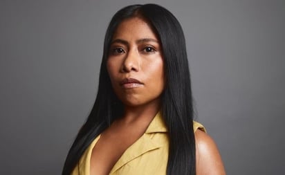 Yalitza Aparicio impacta con top bandeau y skinny jeans