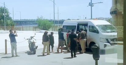 Familia de migrantes es asegurada en el Puente I