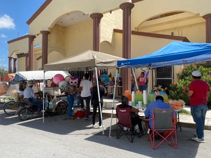 Vendedores hacen su 'agosto' con las graduaciones 