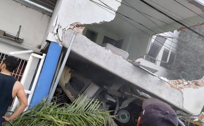 Tráiler choca contra una vivienda en fraccionamiento de San Luis Potosí