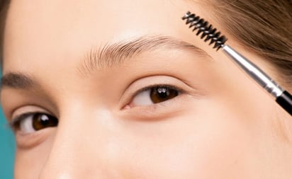 Cómo hacer un tinte con café para cubrir las canas de las cejas