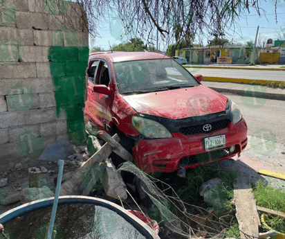 Conductor ebrio estrella su auto contra barda en la colonia Pípila